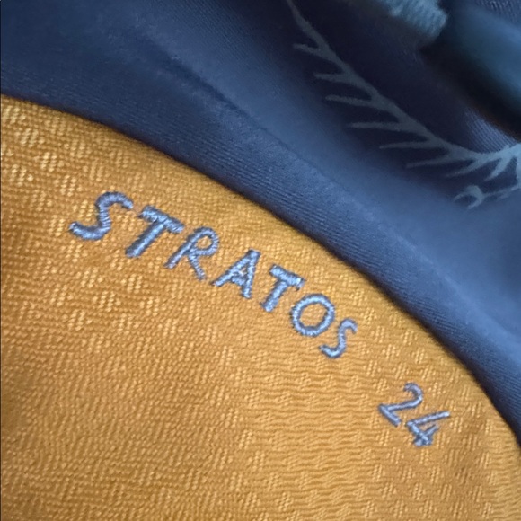 Osprey Stratos backpack,Stratos 24 Airco in an orange and grey colorway. - Picture 3 of 10